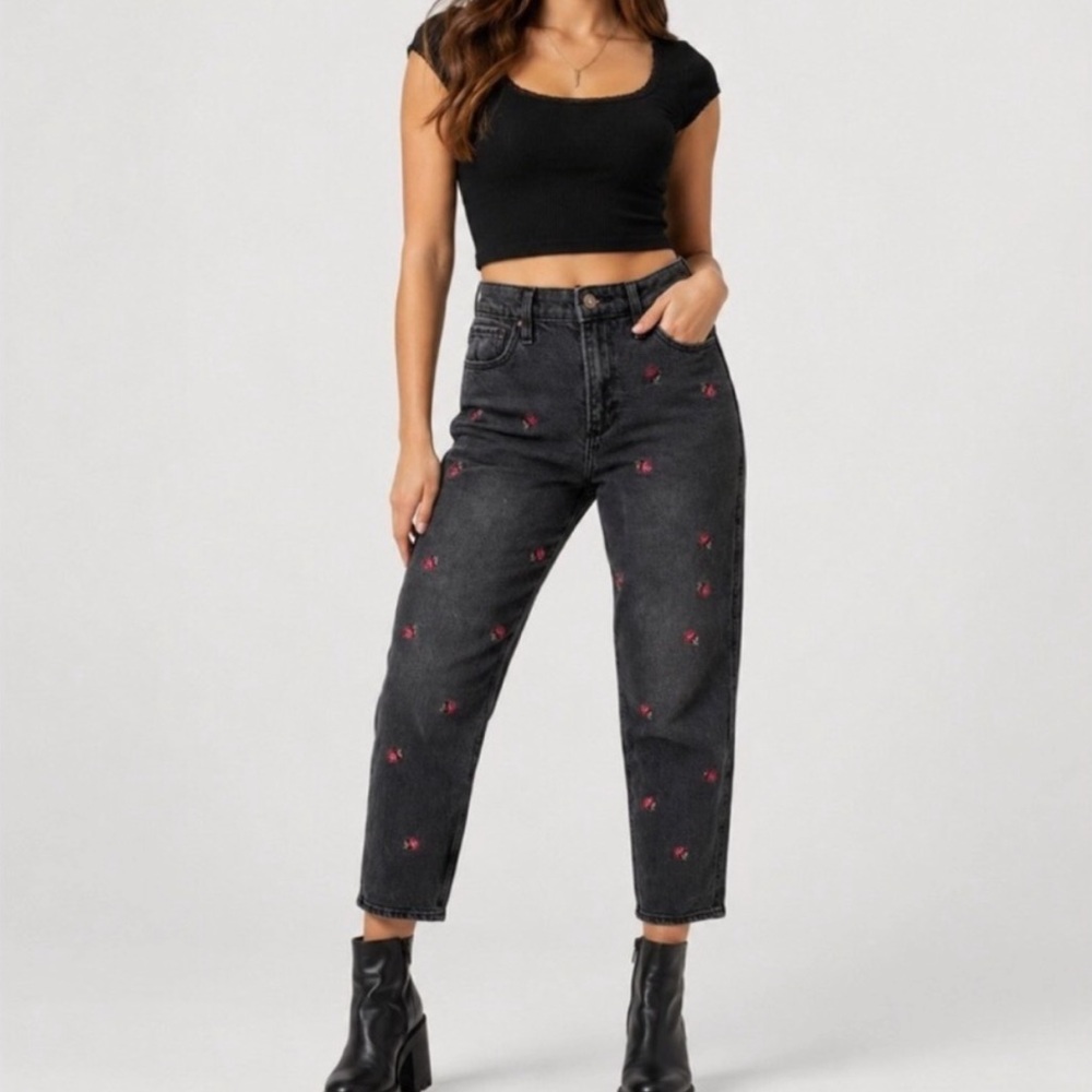 Hollister - Rosebud Curvy High-Rise Mom Jean